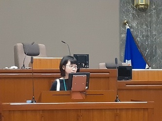 写真:議長役、議員役、知事役体験の様子