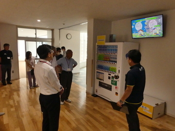 写真:生徒が使用ルールを定めた自動販売機