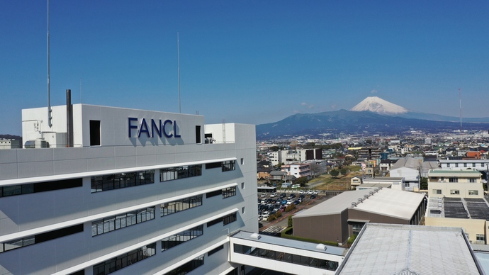 写真：株式会社ファンケル美健外観と富士山