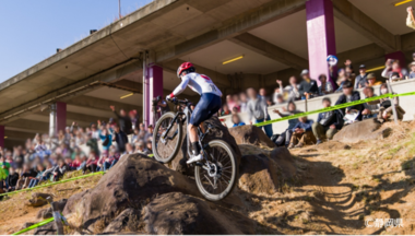 XCO種目で岩を駆け上る箭内選手と歓声を送る観客