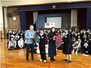 写真：モンゴルの高校生との交流会