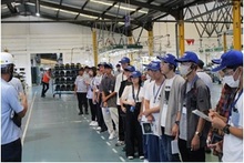 写真：ヤマハ発動機の工場で説明を受けている様子