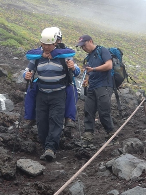 画像：富士山での遭難救助の様子
