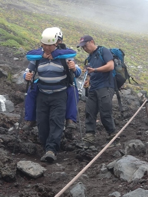 画像:富士山での遭難救助の様子