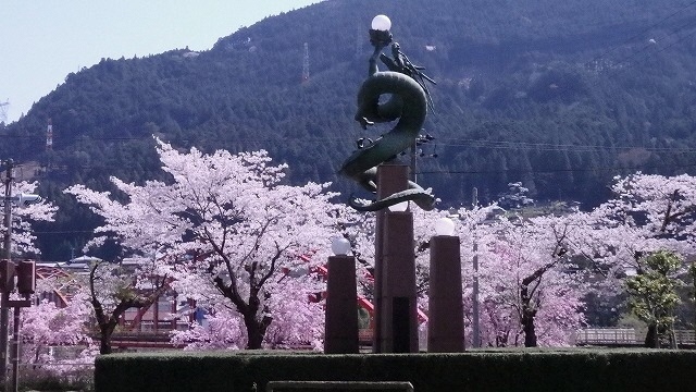写真：竜の像と桜