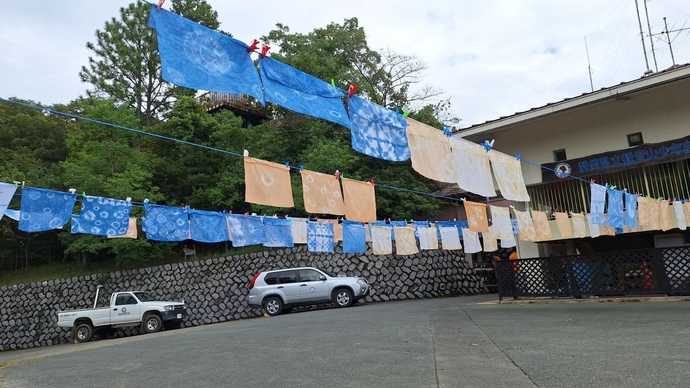 染めたハンカチを干す様子