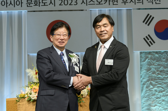 引継式 左から静岡県知事、馳浩石川県知事