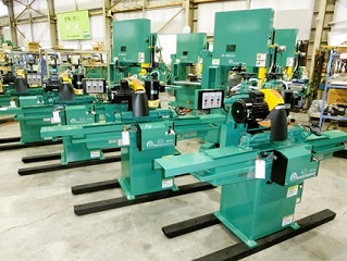 木材や樹脂の加工をする機械の写真