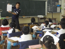 写真:その日の課題を聞いて学ぶ場を選ぶ様子