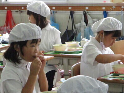 画像：小学校の給食時間の様子