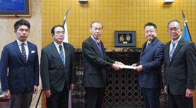 画像:中沢議長に委員会意見を提出する 落合委員長