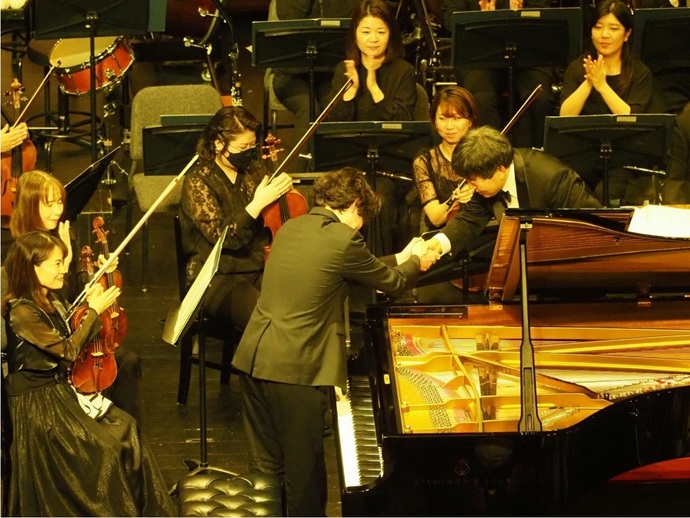 指揮者とピアノソリストの握手