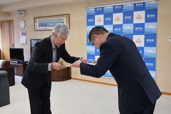 塚本副知事から感謝状をお渡ししました。