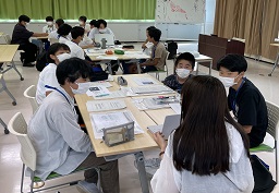 賀茂地域の中学生が大学生とともにグループワークをする様子