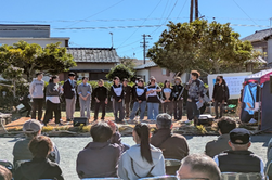 プロの俳優による指導のもと、自分たちで演劇を創作