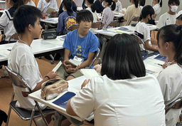 グループで意見交換をする様子の写真