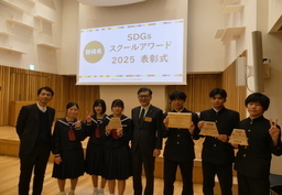 受賞校の生徒が県教育長と交流する様子