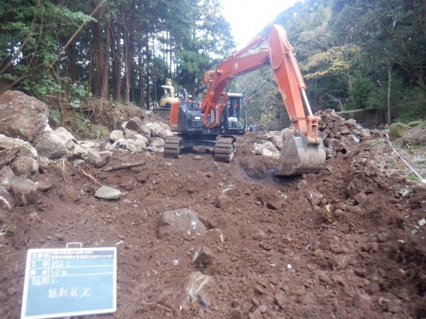 掘削時に巨石を掘り起こす状況の写真