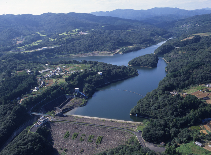 上空から見た都田川ダムの写真