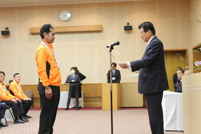 写真：顕彰状授与