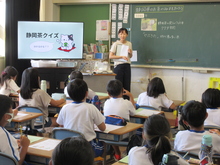 写真:静岡茶についてTT授業をする筆者