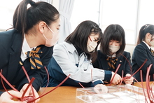 写真:作り方をレクチャーする分校生