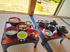 たまどんで提供された特別食「高膳」を、外の景色を見ながら堪能。