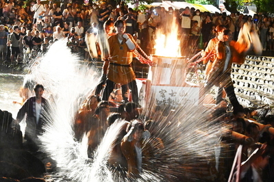 画像:御神火祭り、みこしの川昇り