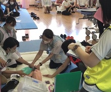 写真:起こりうる緊急時を想定して、医師をアドバイザーに迎え訓練を実施しています