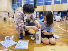 写真:防災体験合宿でペットボトルランタン作り(静岡市)