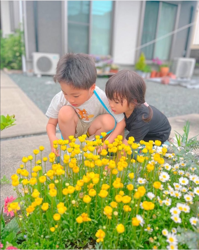 子供と花
