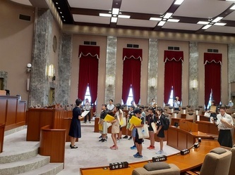 写真:議場見学の様子