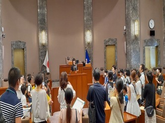 写真:演壇に立って挨拶をした様子