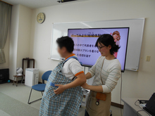 写真:妊婦体験の様子(筆者右)
