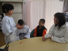 写真:子供と談笑する私(右が筆者)