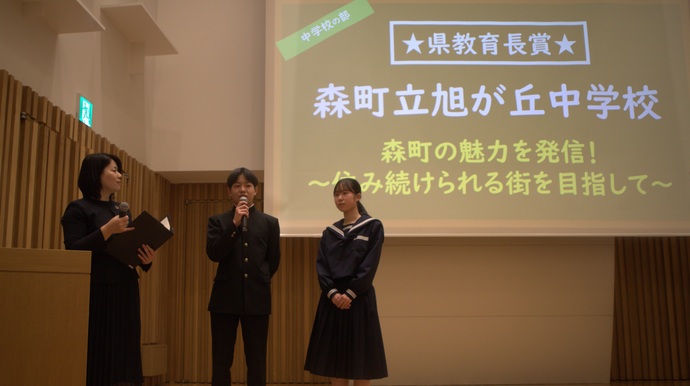 写真：インタビューに答える受賞者（中学校の部）