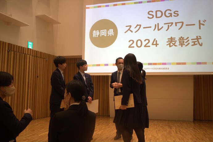 受賞校と協賛企業で歓談
