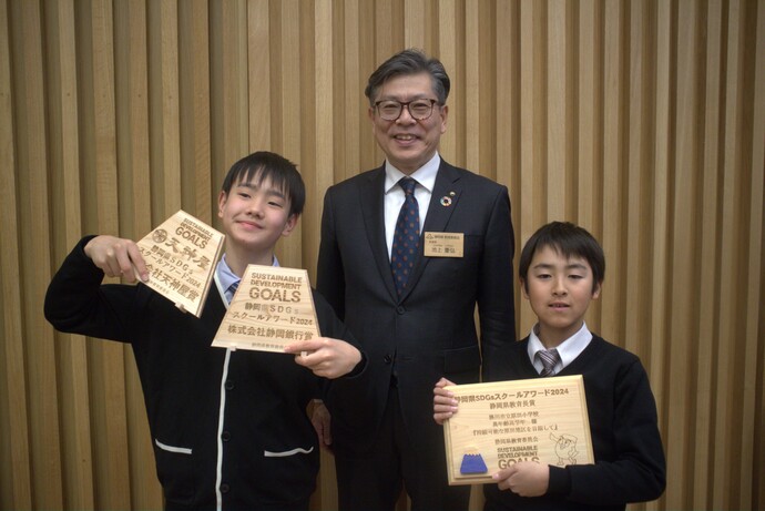 受賞校と審査委員で記念撮影