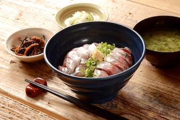写真:二食感活あじ丼