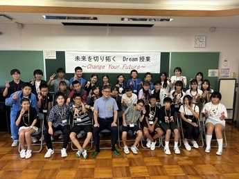池上重弘県教育長と記念写真を撮影しました