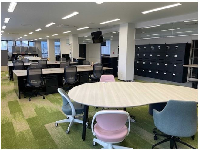 新社屋はフリーアドレスを採用