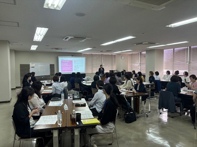 写真：女性リーダー向けマネジメントスキル向上セミナーの様子