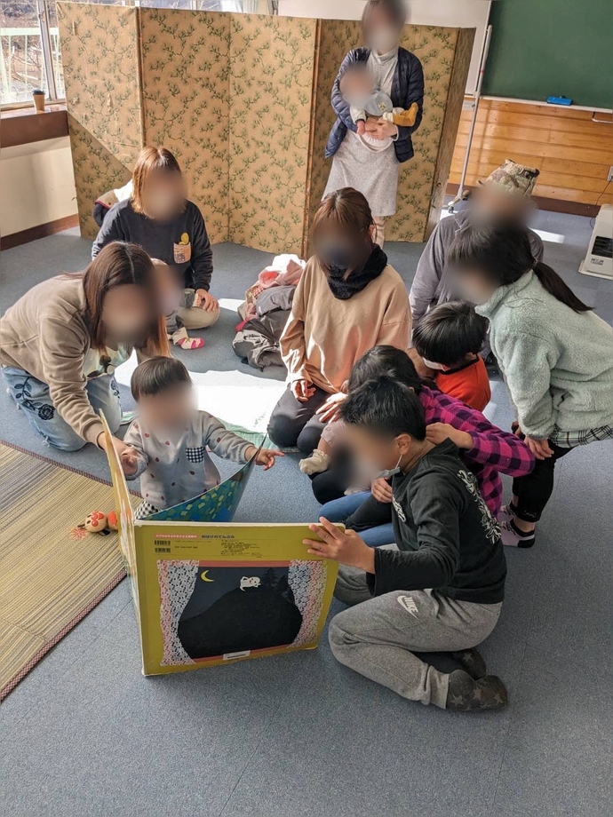 赤ちゃんと児童のふれあい