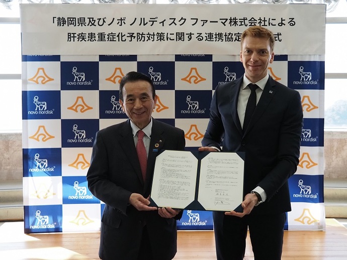 協定締結式の知事と社長の写真