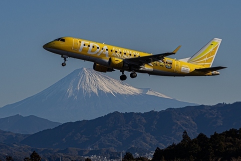 写真：富士山静岡空港から飛び立つ航空機