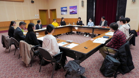 写真：県議会議員と大学生との意見交換会