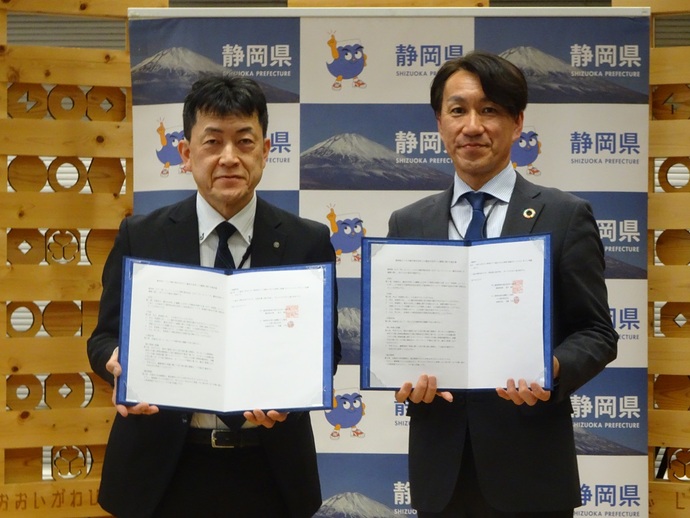 協定書を披露する山田財務部長（左）、法月スルガ銀行静岡支店長（右）の写真