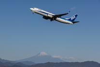 富士山静岡空港から飛び立つ飛行機の写真(ANA)