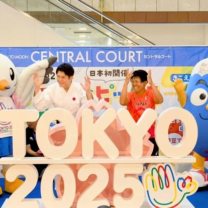 折鶴投入の様子（佐藤正樹選手、高橋渚選手）