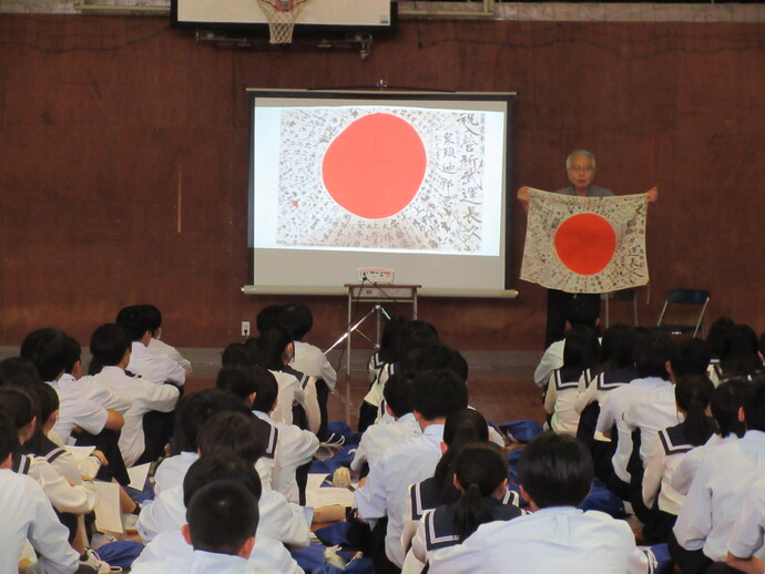 日章旗を生徒に見せる太田さん